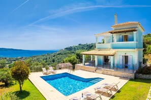 A heated pool - Villa Eleni Agios Stephanos (Άγιος Στέφανος)