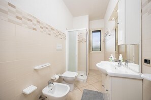 Dusche, Haartrockner, Handtücher
