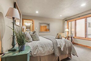 3 bedrooms, desk, iron/ironing board, WiFi - Steps to skiing, 3 King beds+den (Park City)