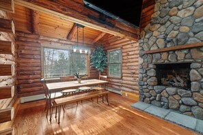 Dining - Beautiful Log House in Cranberry (Baden)