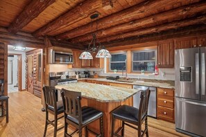 Fridge, microwave, oven, stovetop - Beautiful Log House in Cranberry (Baden)