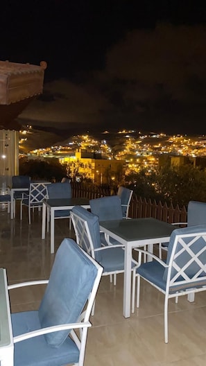 Deluxe-Zimmer, Terrasse | Blick auf die Stadt