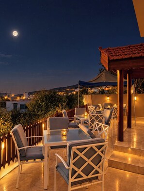 Outdoor dining - Eighth Wonders Hotel (Wadi Musa)