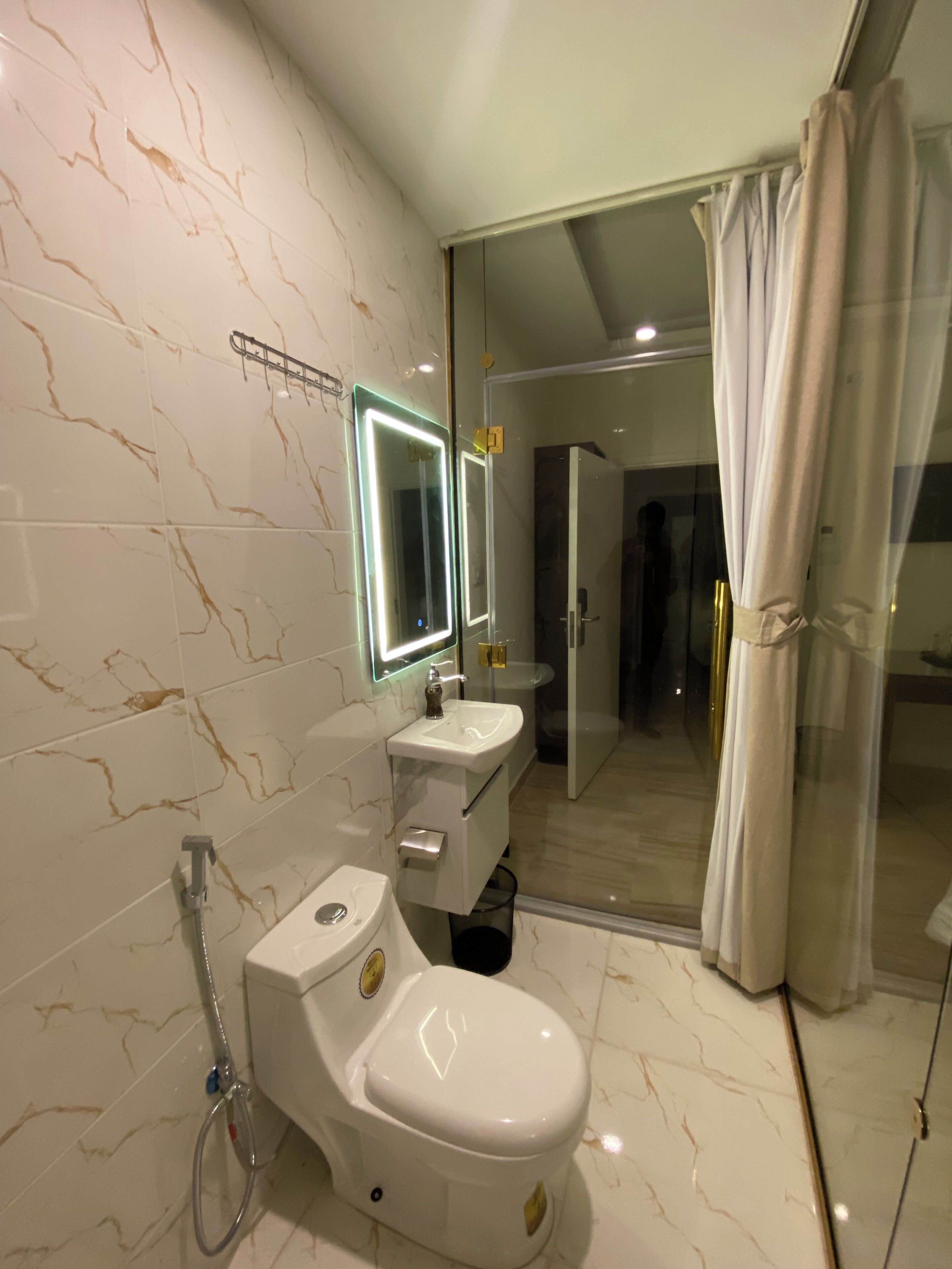 Shower, free toiletries, bathrobes, towels