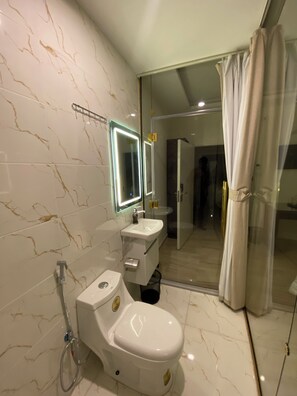 Een douche, gratis toiletartikelen, badjassen, handdoeken