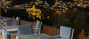Eighth Wonders Hotel