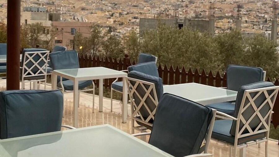 Eighth Wonders Hotel