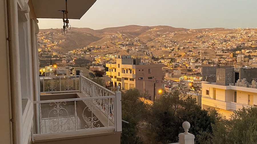 Eighth Wonders Hotel