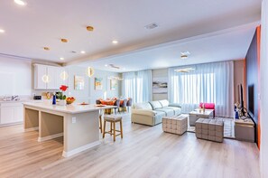 TV - Brand new high-end finely decorated single-family villa 5 bedrooms 6King bed 27 (Las Vegas)