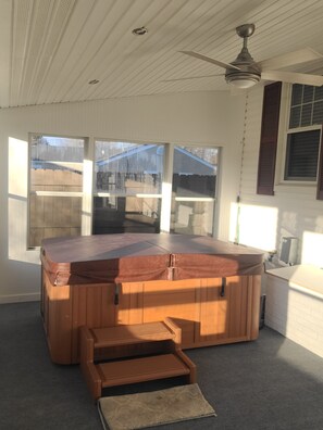 Tina de hidromasaje al aire libre