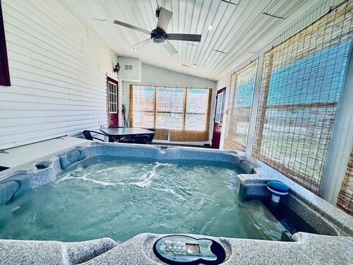 Spacious 4-bedroom Home in central Wilmington - Hot Tub - Pet Friendly - Clean