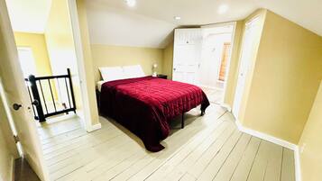 4 bedrooms, iron/ironing board, WiFi, bed sheets