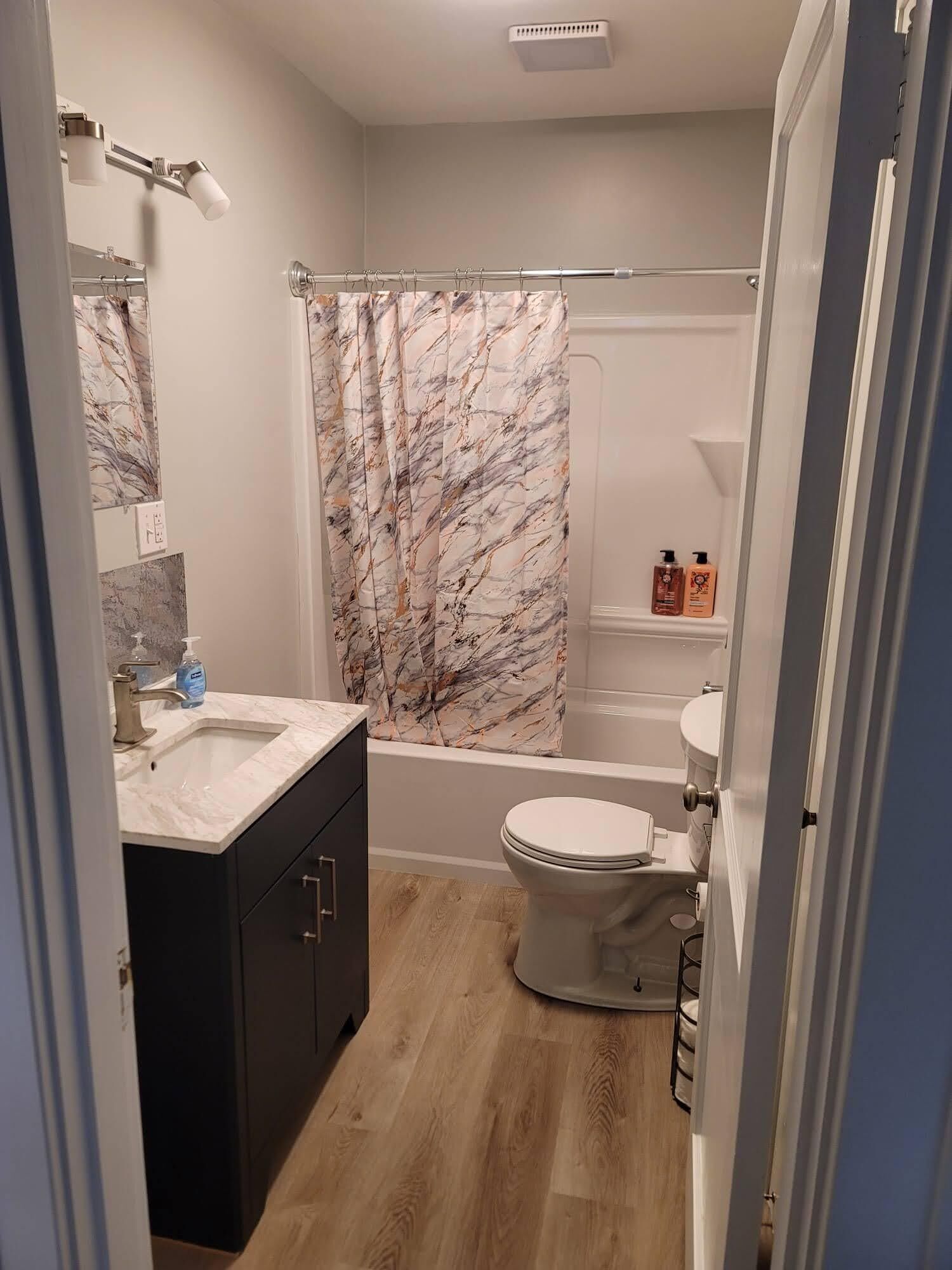 Secadora de cabello, toallas, jabón, papel de baño 