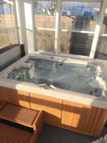 Spacious 4-bedroom 2 Bath in central Wilmington.
with Hot Tub. 