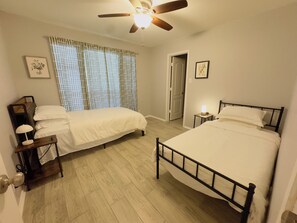 3 bedrooms, iron/ironing board, WiFi, bed sheets - Charming 3-bedroom house with WiFi and AC in phenomenal San Antonio/Seaworld/AFB (San Antonio)