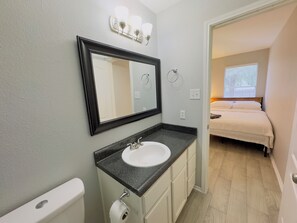 Shower, hair dryer, towels, soap - Charming 3-bedroom house with WiFi and AC in phenomenal San Antonio/Seaworld/AFB (San Antonio)