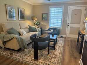 Smart TV, caminetto, libri