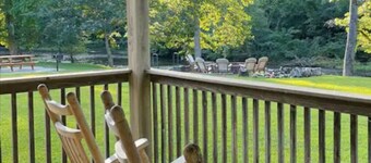 COZY CONDO ON RIVER/MINUTES TO GREAT SMOKEY MTS/TUBING/BIKING/HIKING TRAILS