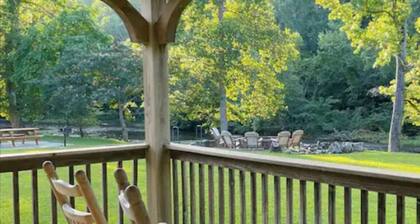 COZY CONDO ON RIVER/MINUTES TO GREAT SMOKEY MTS/TUBING/BIKING/HIKING TRAILS