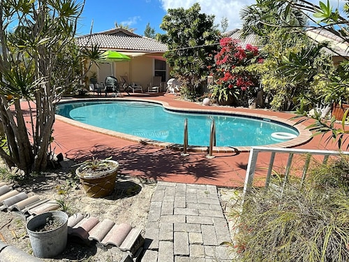 2Br near Coral Beach- Coconut Villa, hear the waves and relax!