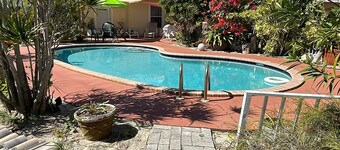 2Br near Coral Beach- Coconut Villa, hear the waves and relax!