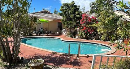 2Br near Coral Beach- Coconut Villa, hear the waves and relax!