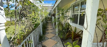 2Br near Coral Beach- Coconut Villa, hear the waves and relax!