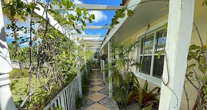 2Br near Coral Beach- Coconut Villa, hear the waves and relax!