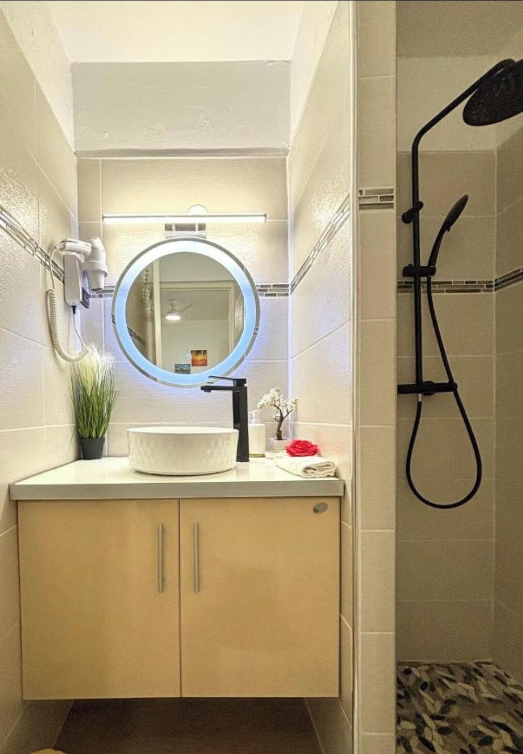 Dusche, Haartrockner, Handtücher, Seife