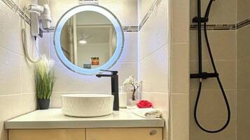 Dusche, Haartrockner, HandtĂŒcher, Seife