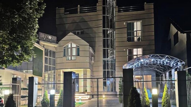 Ein Hotel mit Eingangsbereich, einem verschlossenen Zugang und einer modernen Fassade.