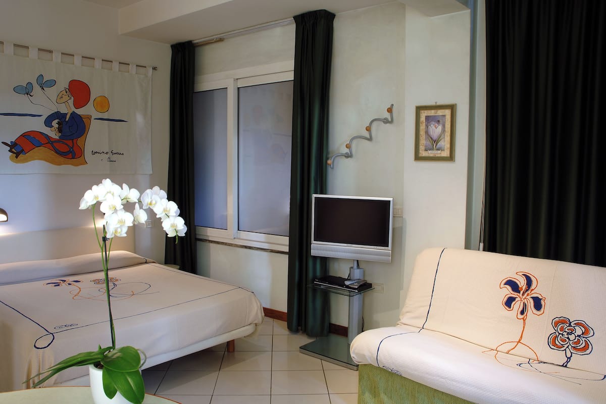Apartment-Suite Classic IRIS | 1 bedroom, in-room safe, iron/ironing board, free WiFi