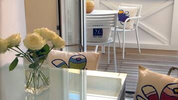 Deluxe-Apartment, am Strand | Wohnbereich | Fernseher