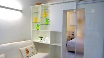 Deluxe-Apartment, am Strand | Zimmersafe, Bügeleisen/Bügelbrett, kostenloses WLAN