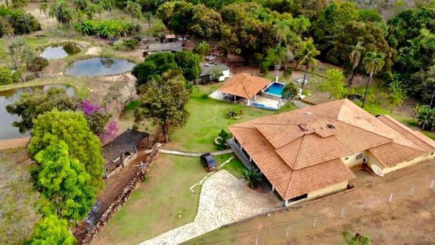 An aerial view of a property with multiple buildings, a swimming pool, and surrounding greenery. - Bonanza Piri Ranch (Pirenópolis)