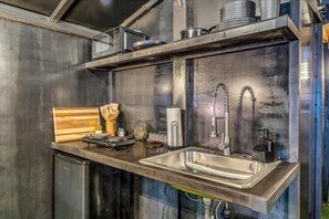 Refrigerador, microondas, parrilla de estufa y cafetera y tetera 