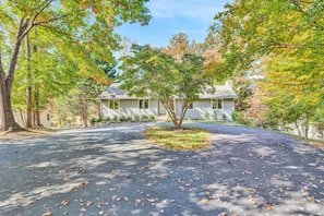 Exterior - Brown Dog`s Bluff -  dog friendly - Incredible game room, private dock, coffee bar...What a vacation spot! (Moneta)