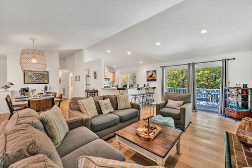 Brown Dog`s Bluff -  dog friendly - Incredible game room, private dock, coffee bar...What a vacation spot!