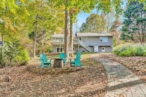 Terrace/patio - Brown Dog`s Bluff -  dog friendly - Incredible game room, private dock, coffee bar...What a vacation spot! (Moneta)