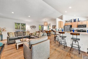 Télévision, baby-foot, table de tennis de table, livres