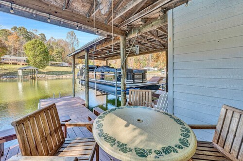 Brown Dog`s Bluff -  dog friendly - Incredible game room, private dock, coffee bar...What a vacation spot!