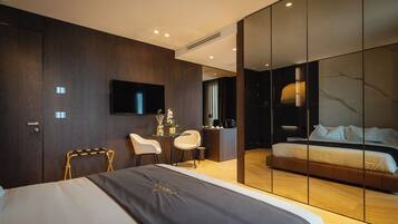 1 bedroom, in-room safe, desk, iron/ironing board