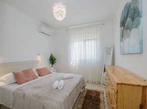 2 bedrooms, iron/ironing board, WiFi, bed sheets