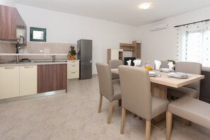 Dining - Sunny Elegant Apartments in Trogir - Standard Three Bedroom Apartment with Balcony (Trogir)