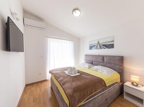 5 slaapkamers, een strijkplank/strijkijzer, internet, beddengoed