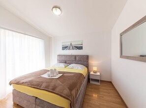5 bedrooms, iron/ironing board, Internet, bed sheets - Kastel Luksic Scenic Villa with Pool - Fiver Bedroom Villa (Kastel Luksic)