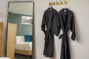 3 chambres, bureau, fer et planche à repasser, lit parapluie