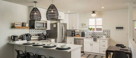 雪櫃、微波爐、焗爐、爐具