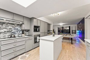 Refrigerador, microondas, horno y parrilla de estufa 