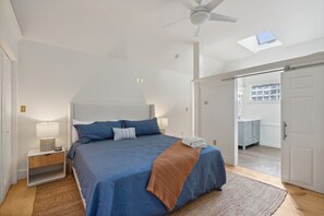 4 bedrooms, desk, iron/ironing board, travel crib - Walk to Dock Square! Firepit, Ping Pong, & Games! (Kennebunk)